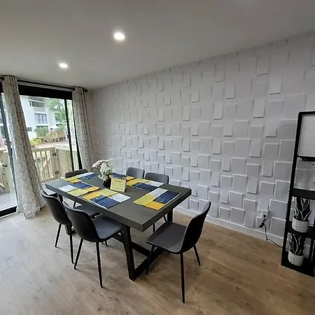 Contemporary Bliss-Newly Renovated Cozy Villa